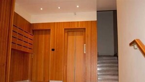 A hallway with wooden doors and a staircase leading to another floor. - Melo Accommodations (Bari)