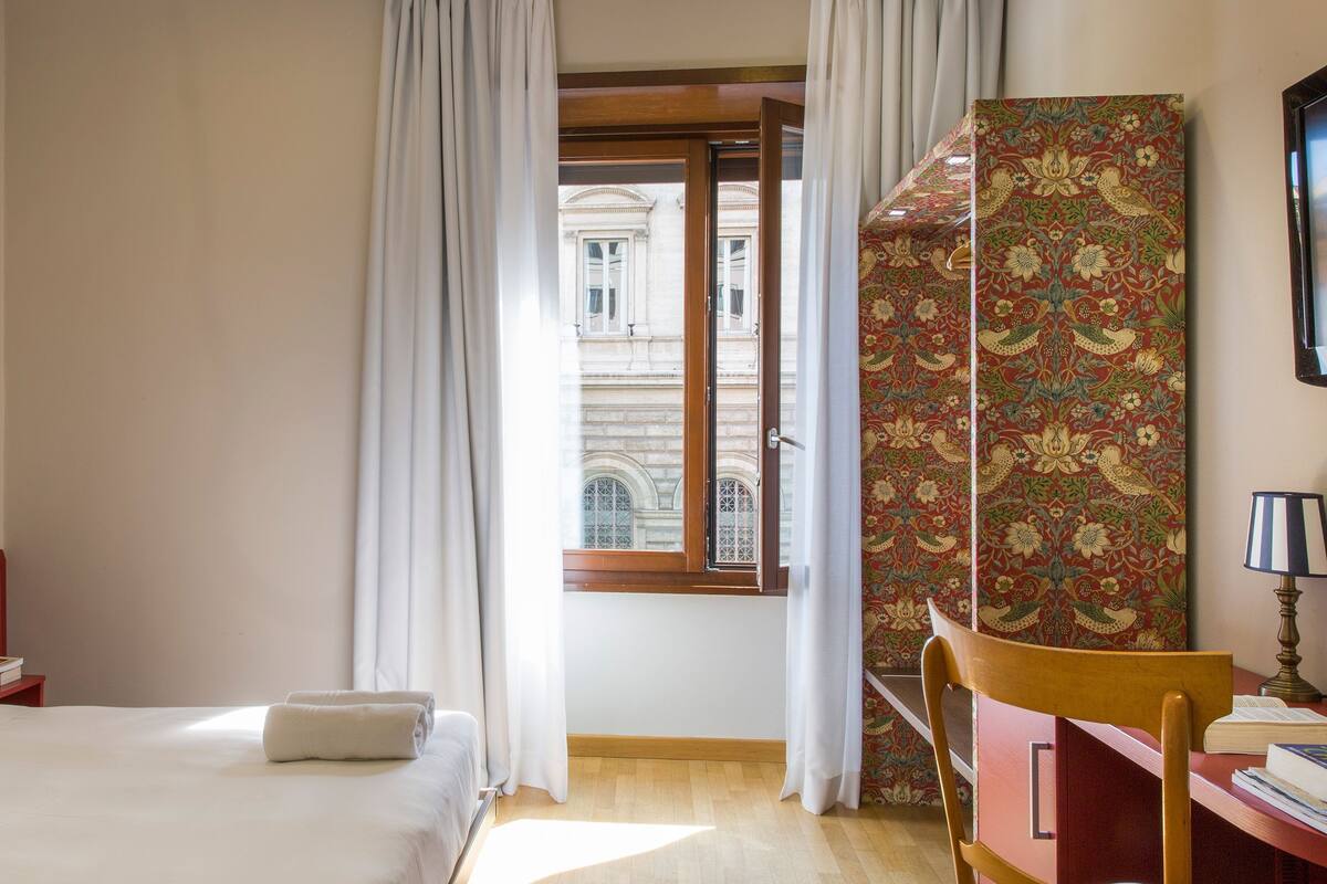 Chambre triple | Literie de qualité, coffre-fort, bureau, rideaux d’obscurcissement
