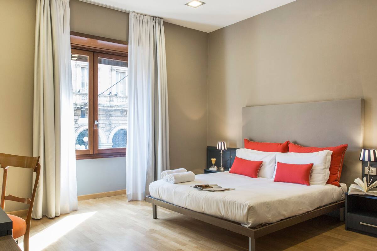 Chambre double | Literie de qualité, coffre-fort, bureau, rideaux d’obscurcissement