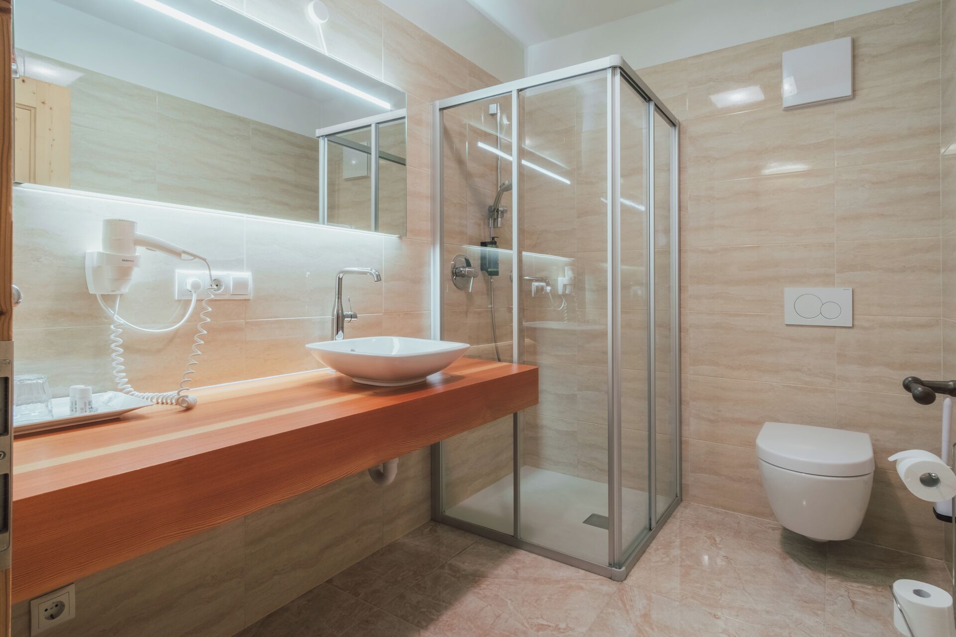 Kostenlose Toilettenartikel, Haartrockner, Handtücher