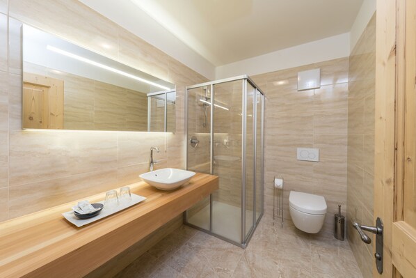 Artículos de higiene personal gratuitos, secador de pelo y toallas