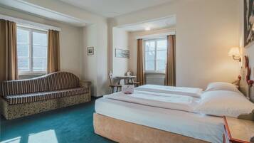 Suite Junior, vista montagna | Lenzuola Frette, biancheria da letto ipoallergenica, copriletto in piuma