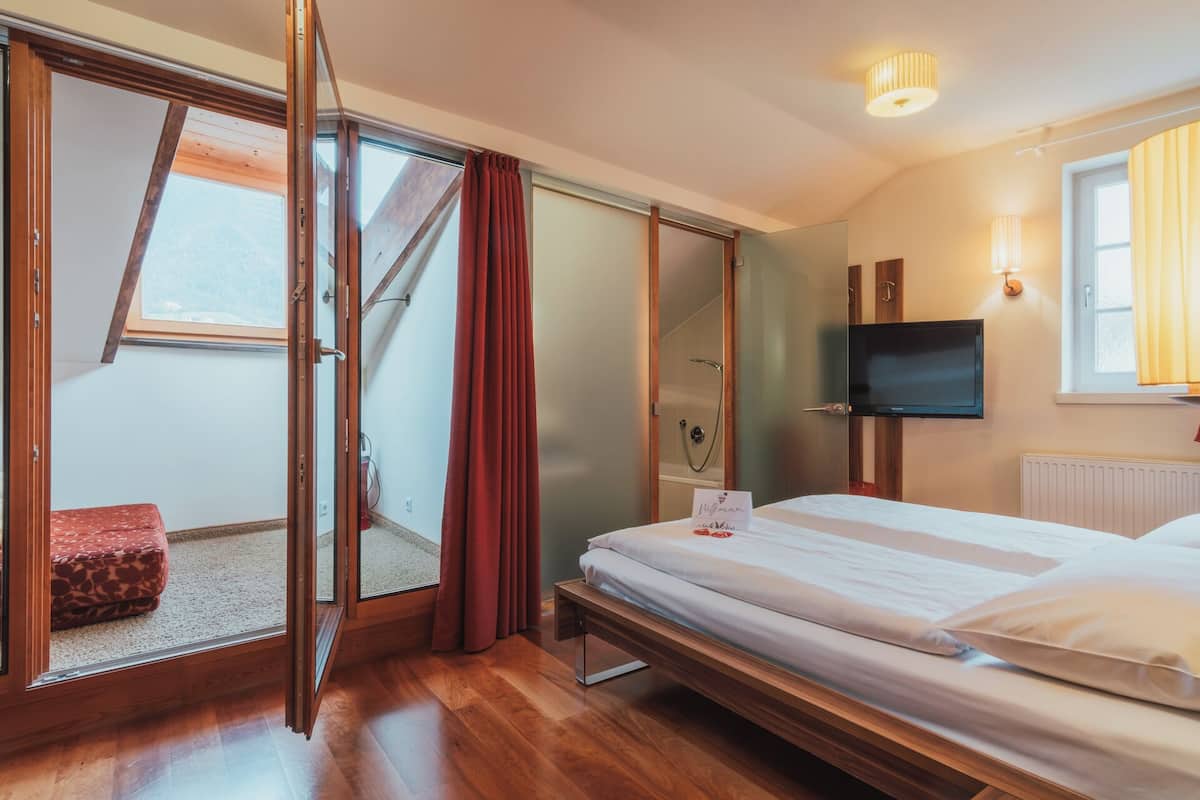 高级双人房 | 意大利 Frette 床单、防过敏的被褥、羽绒被、客房内保险箱