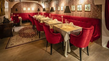 Aperto a pranzo e cena, con vista sul giardino