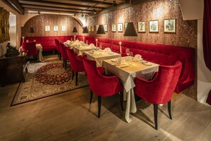 Lunch and dinner served, garden views 