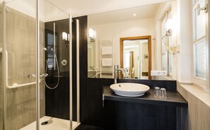 Artículos de tocador gratuitos, secador de pelo, toallas