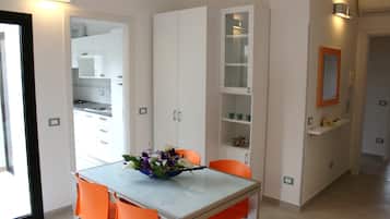 Apartamento, 2 quartos | Área de estar | TV de tela plana 20 polegadas com canais digitais, TV