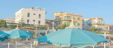 Playa privada, camas de playa gratuitas, camastros y sombrillas