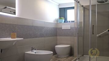 Habitación Deluxe con 1 cama doble o 2 individuales, vistas al mar | Baño | Bañera y ducha independientes y artículos de higiene personal gratuitos