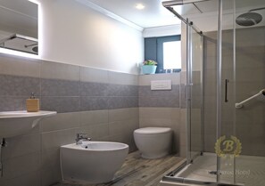 Deluxe Double or Twin Room, Sea View | Bathroom | Separate tub and shower, free toiletries, hair dryer, bathrobes - Baron Beach Hotel (Minturno)
