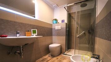 Classic Double Room, Balcony (Smart) | Bathroom