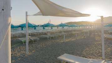 Praia particular, espreguiçadeiras