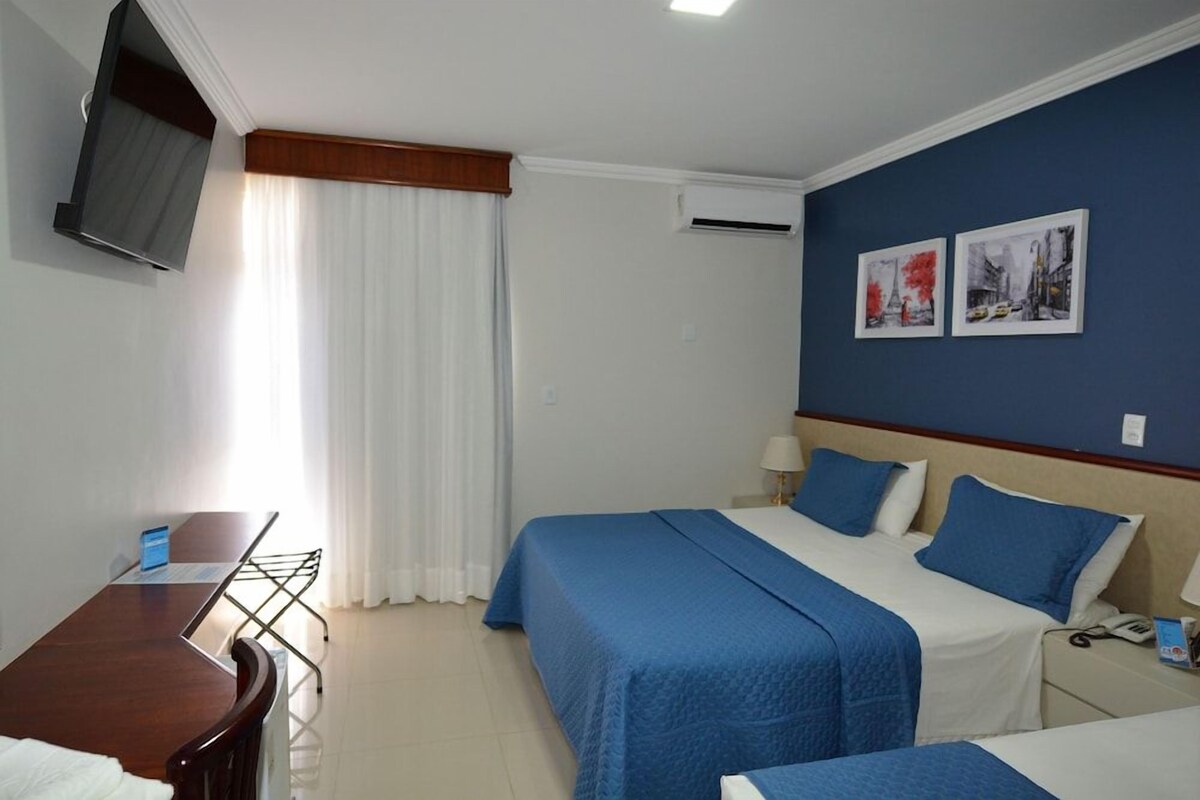 Minibar, in-room safe, desk, WiFi (free)