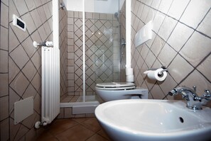 Regadera, amenidades de baño gratuitas, secadora de cabello, bidet 