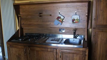 Fridge, cookware/dishes/utensils