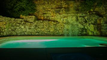 Alberca al aire libre y camastros