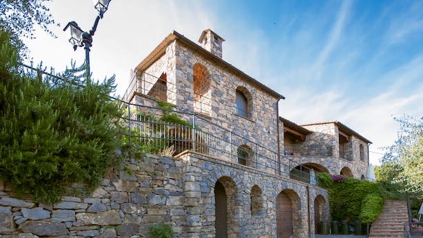 A stone building with arched windows and a balcony. - Agriturismo Golfo dei Poeti Fattorie Bedogni Von Berger (La Spezia)