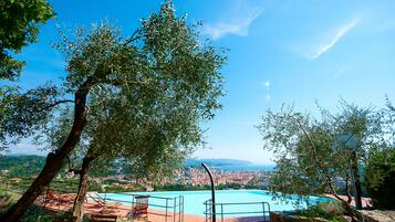 Alberca al aire libre y camastros