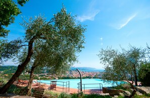 Alberca al aire libre y camastros 