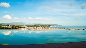 A clear view of a swimming pool with a cityscape in the background, including mountains and a body of water. - Agriturismo Golfo dei Poeti Fattorie Bedogni Von Berger (La Spezia)