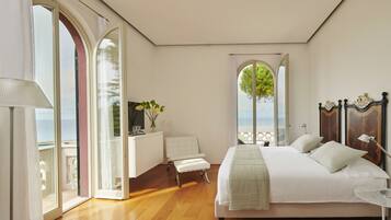 Ropa de cama de alta calidad, minibar, caja fuerte y escritorio