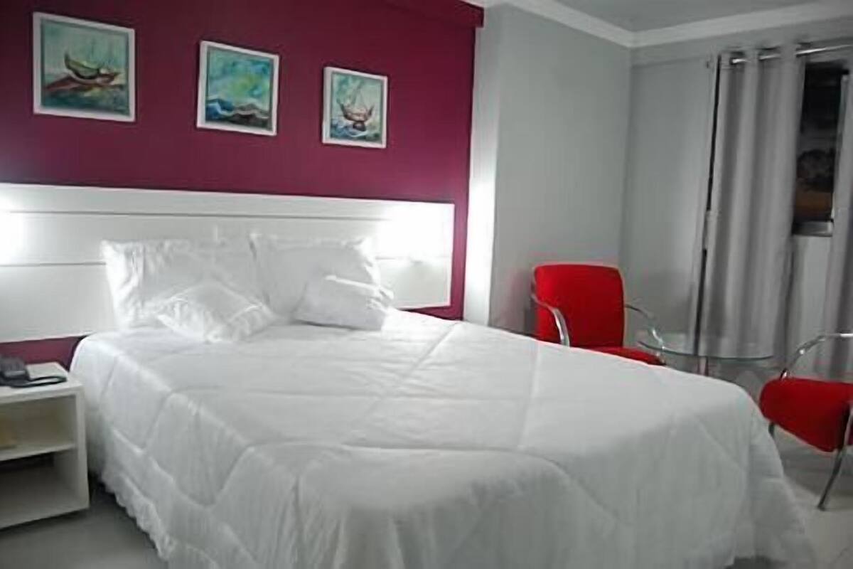 Minibar, caja de seguridad en la habitación y escritorio 