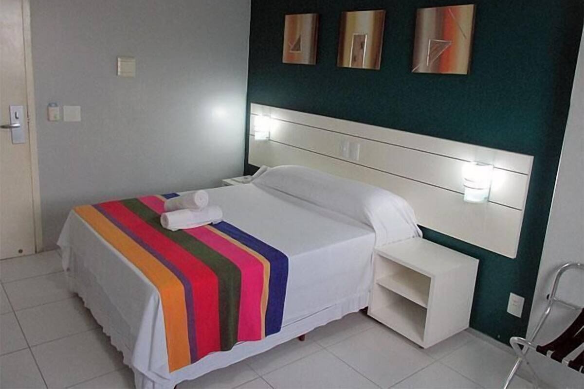 Minibar, caja de seguridad en la habitación y escritorio 