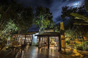 Fachada de la propiedad por la tarde o noche