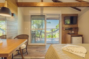 Quarto casal luxo, varanda, vista para o mar | Cofres nos quartos, individualmente decorados