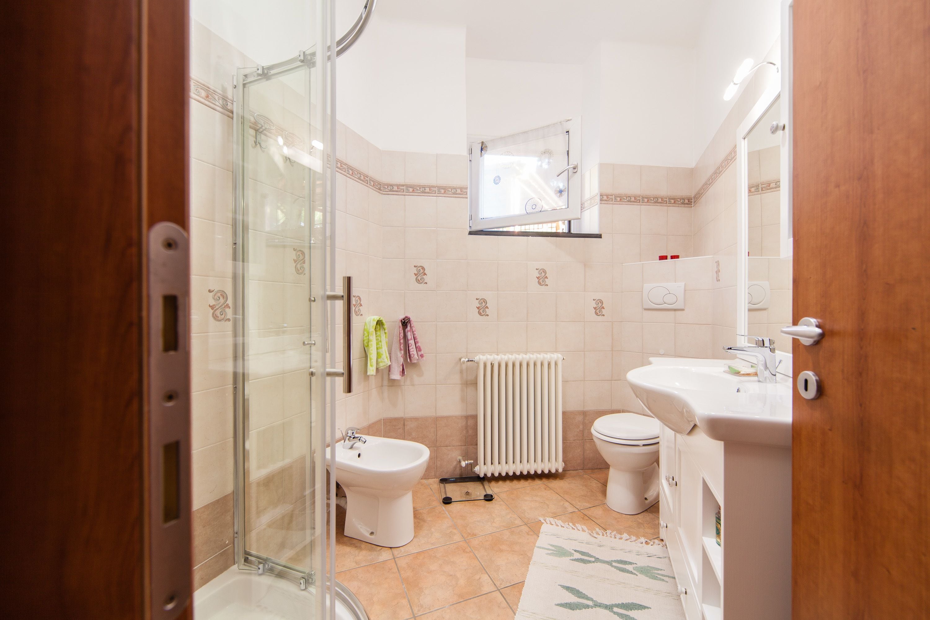 Apartment, 1 Queen Bed with Sofa bed, Courtyard View, Annex Building IT010013C2N5ECENER | Banheiro | Chuveiro, secador de cabelo, bidê, toalhas de banho