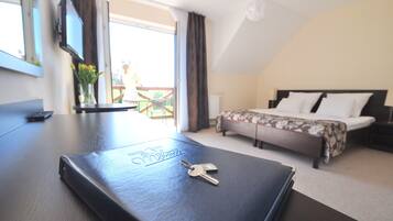 Zimmersafe, Schreibtisch, schallisolierte Zimmer, Bügeleisen/Bügelbrett