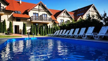 Outdoor pool, sun loungers