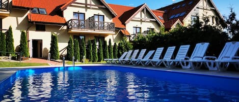 Outdoor pool, sun loungers