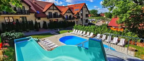 Piscine extérieure, chaises longues