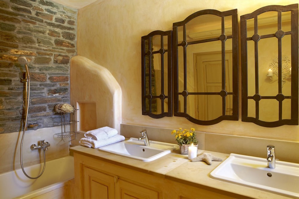 Diles & Rinies | luxury villas | Tinos Cyclades by null