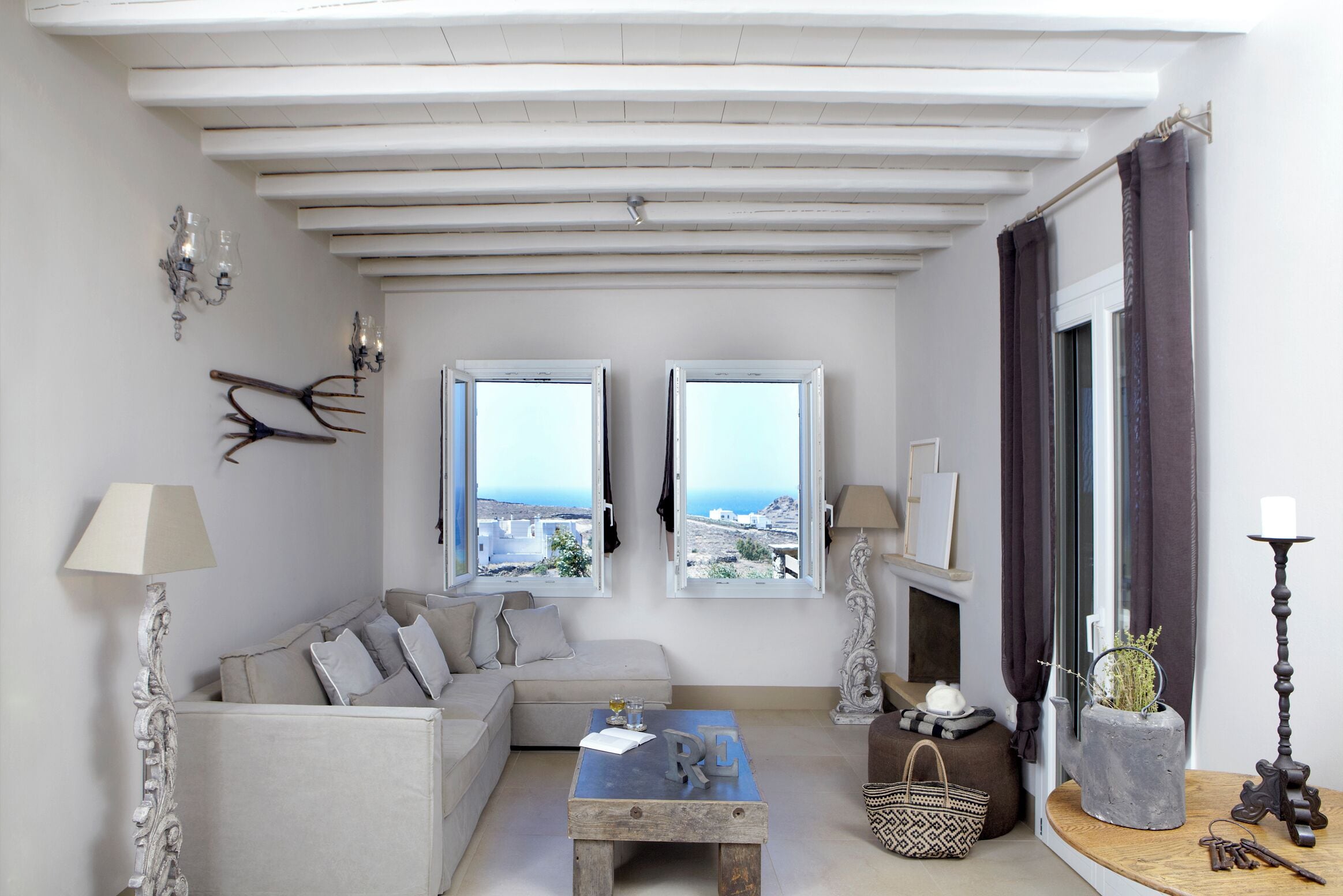 Villa de lujo, 3 habitaciones, vista al mar | Área de sala de estar | Televisión LCD, chimenea y estación para reproductor de MP3 