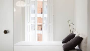 Edredón, caja de seguridad en la habitación y decoración personalizada