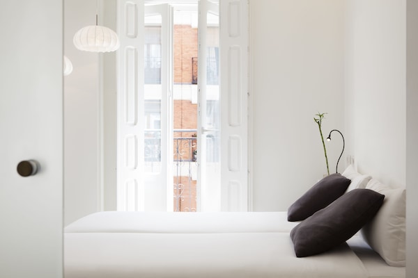 Edredones de plumas, caja fuerte, decoración individual y escritorio