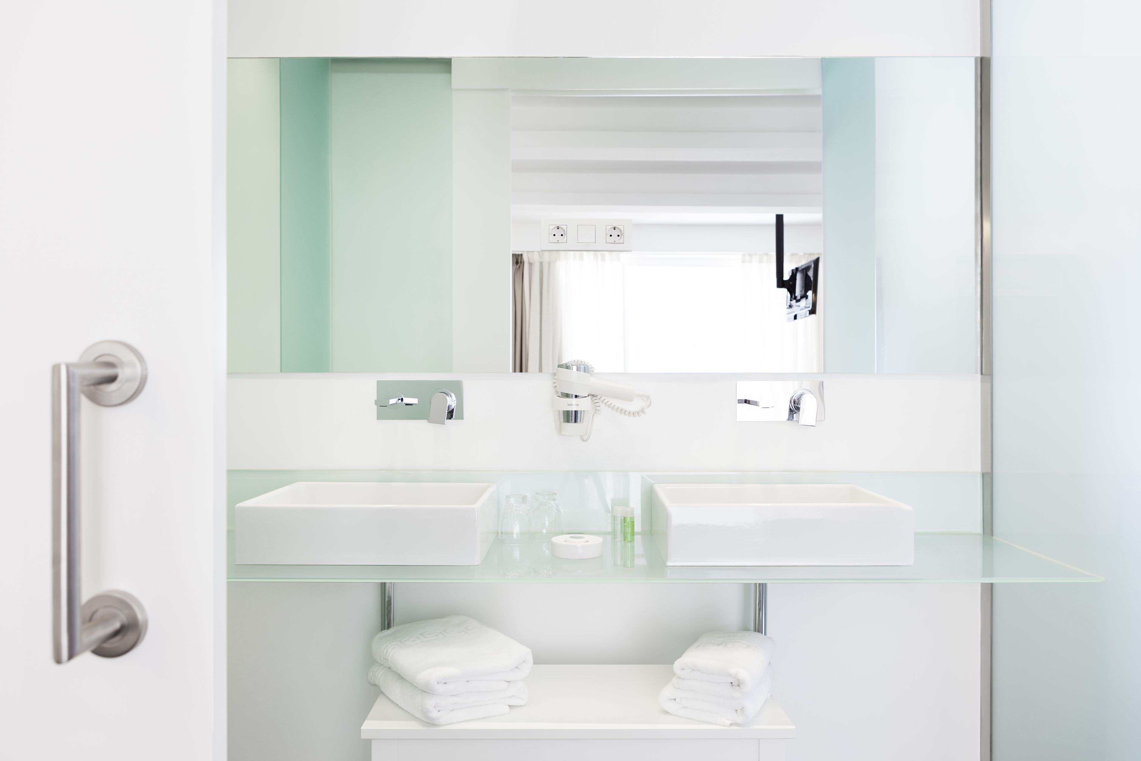 shower, rainfall showerhead, free toiletries, hair dryer