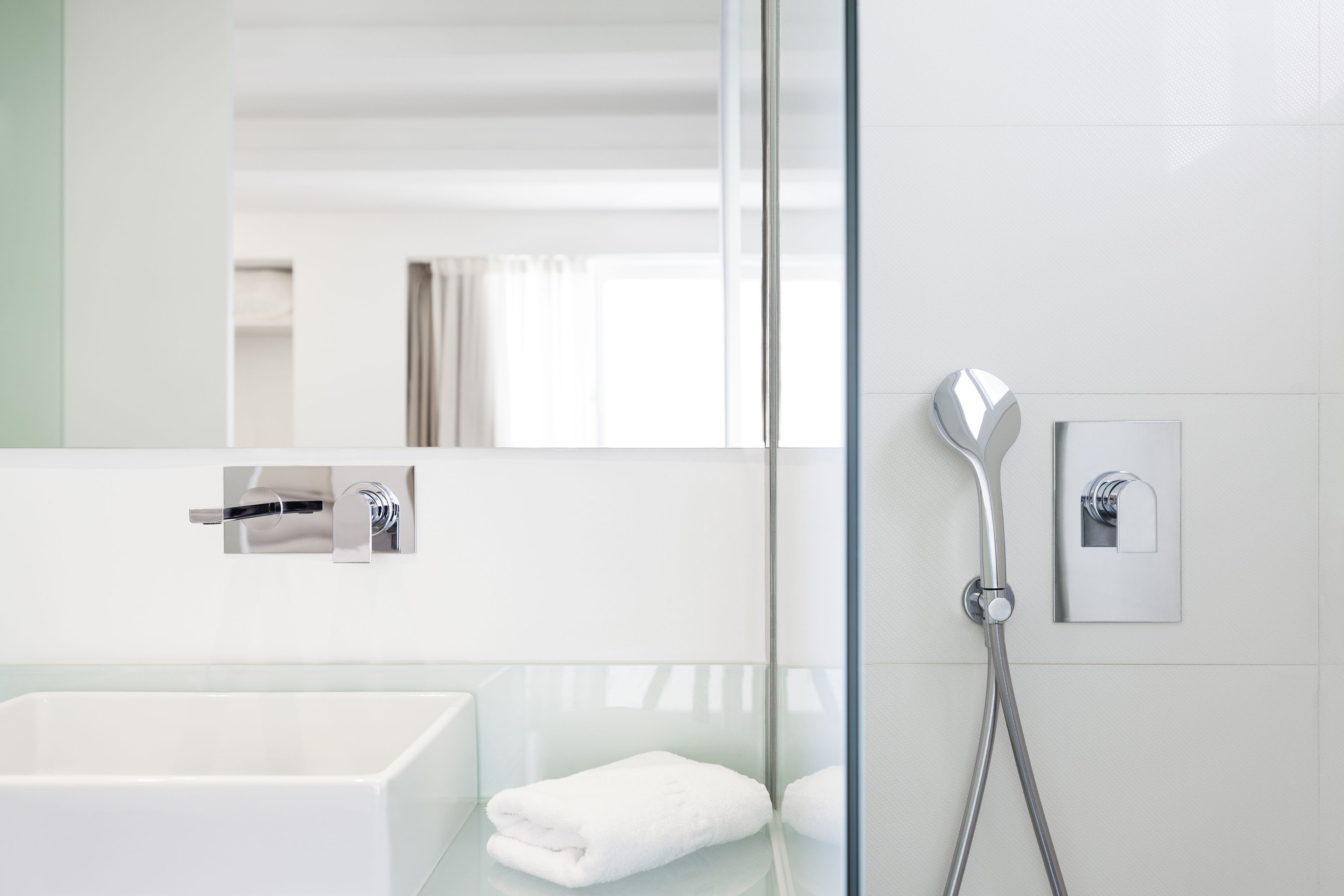 shower, rainfall showerhead, free toiletries, hair dryer