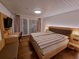 Quarto casal conforto, sacada, vista para a montanha | Roupas de cama premium, edredons de pluma, camas com colchões pillow-top