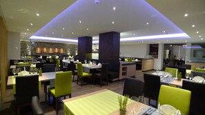 Petit déjeuner et déjeuner servis sur place, spécialités Cuisine locale