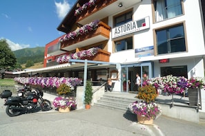 Front of property - Hotel Astoria (Obergoms)