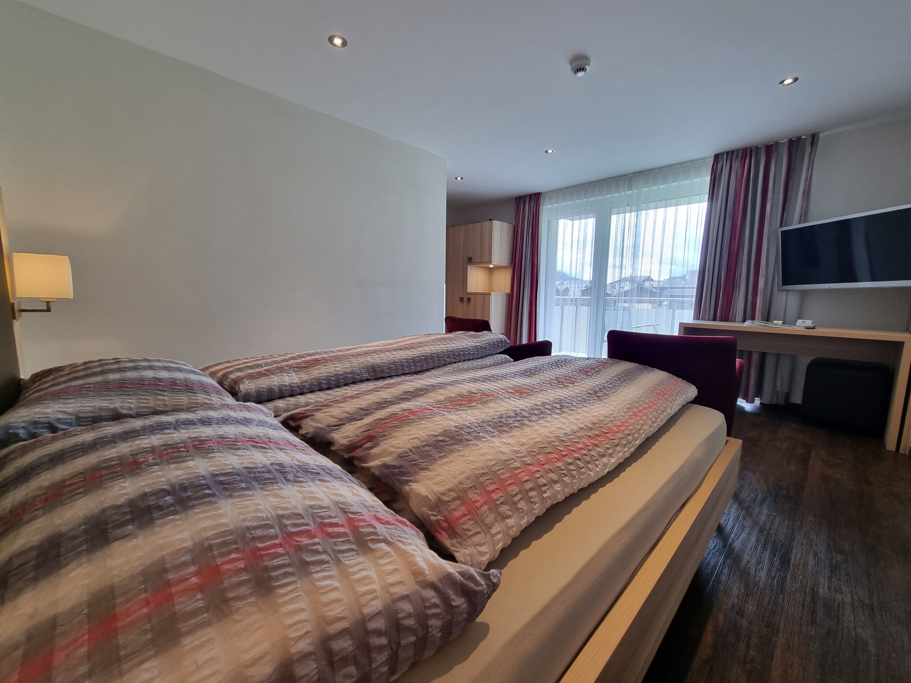 Hochwertige Bettwaren, Daunenbettdecken, Pillowtop-Betten, Schreibtisch