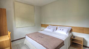 Minibar, desk, blackout drapes, free cribs/infant beds - Hotel Pousada Pedra da Concha (Salvador)