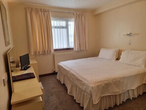 ملاءات من القطن المصري وأغطية فراش متميزة ومكواة/لوح كي وملاءات أسرّة