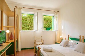 Habitación doble, con acceso para personas discapacitadas, planta baja | Decoración personalizada, muebles diferentes, escritorio y wifi gratis 