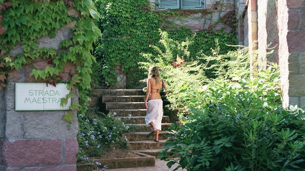 A stone staircase leading to a building with a sign reading "STRADA MAESTRA". - Residenza Sant'Anna del Volterraio (Rio)