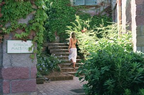 A stone staircase leading to a building with a sign reading "STRADA MAESTRA". - Residenza Sant'Anna del Volterraio (Rio)
