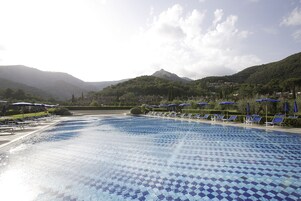 Seasonal outdoor pool, pool umbrellas, sun loungers